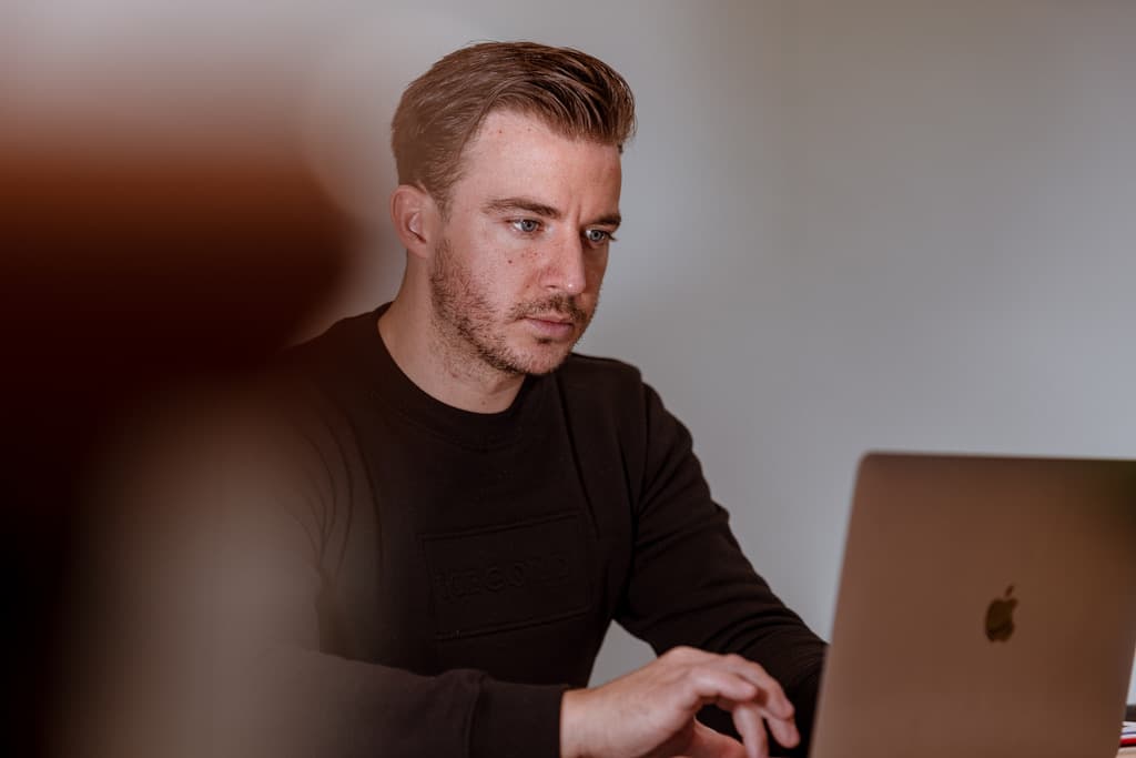 Thierry Fondu, oprichter van Kollaborate, achter zijn laptop